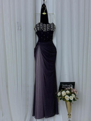 الفستان باللون المائل للبنفسجي الداكن، مع لمعة أني...