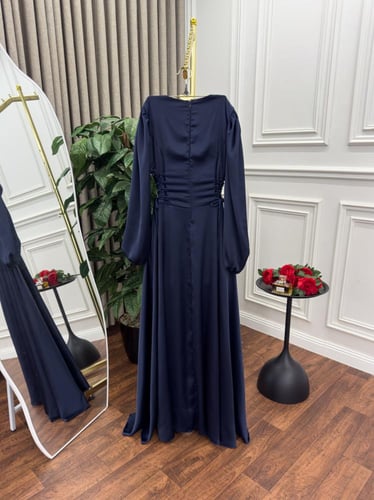 فستان كحلي ناعم