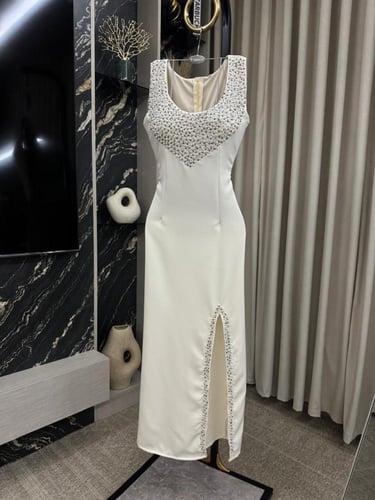 فستان مطرز بشكل خرافي