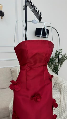 فستان احمر مورد