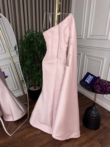 فستان ميكادو بتصميم يلفت الانتباه