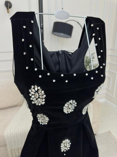 فستان اطلاله تفيض بلاناقه