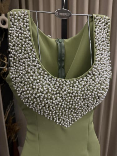 فستان مطرز بشكل خرافي