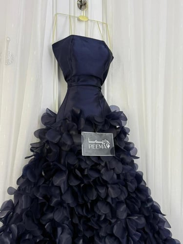 فستان لون كحلي غامق راق يعطي احساس بلفخامه