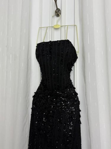 فستان عهد فستان اسود مورد