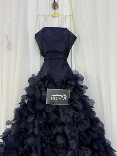 فستان لون كحلي غامق راق يعطي احساس بلفخامه