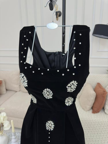 فستان اطلاله تفيض بلاناقه