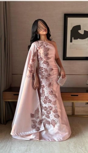 فستان ميكادو بتصميم يلفت الانتباه