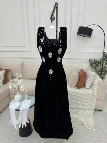 فستان اطلاله تفيض بلاناقه