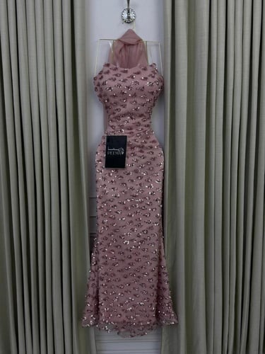 فستان سهرة لحمي