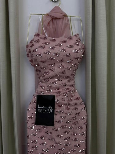 فستان سهرة لحمي