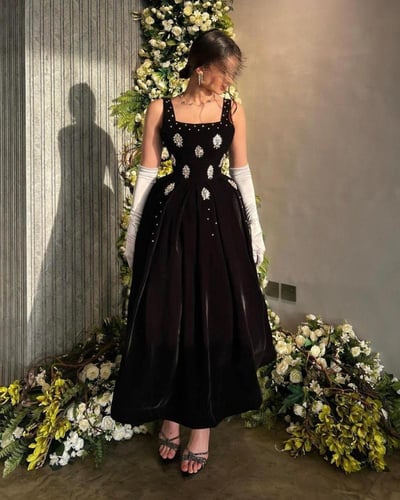 فستان اطلاله تفيض بلاناقه