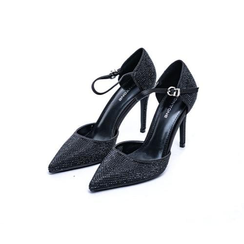 حذاء نسائي أسود لامع بكعب عالٍ ، مغلق من الأمام و...