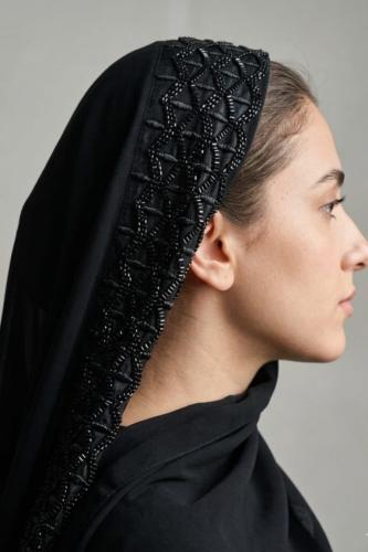 طرحة سوداء بقماش شيفون انسيابي بتطريز بالاطراف