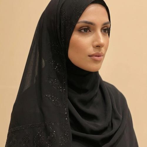 طرحة سوداء بتطريز أوراق الشجر اللامع