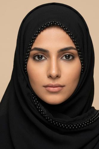 طرحة سوداء مزينة بحبات اللؤلؤ الأسود