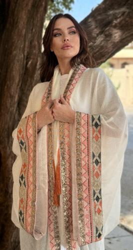 WHITE KIMONO BISHT