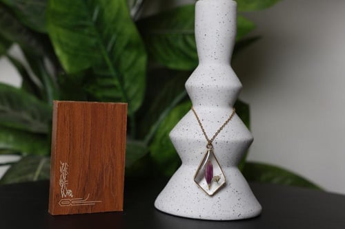 قلادة وردة الأمل - لمسة من الجمال الخالد