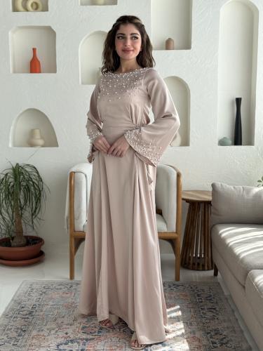 فستان حرير طويل مطرز بلؤلؤ راقي الون البيج