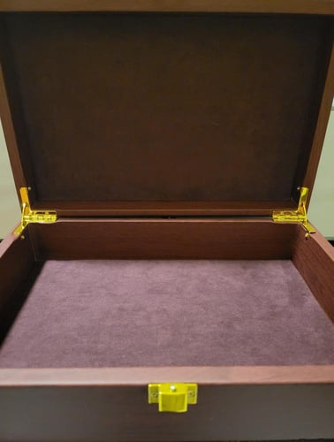 علبة خشب احمر