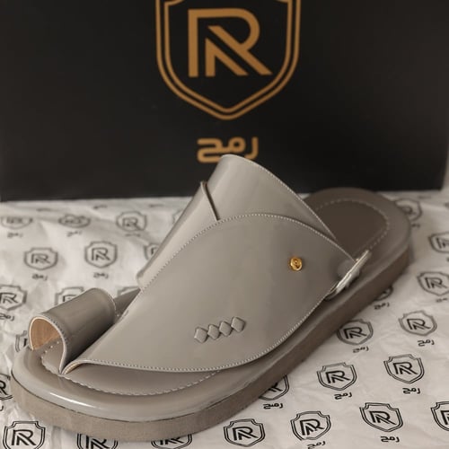 حذاء شرقي - رصاصي لامع