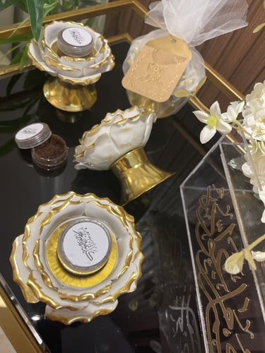 مبخرة سيراميك ورد ابيض مع ذهبيّ باضافة بخور