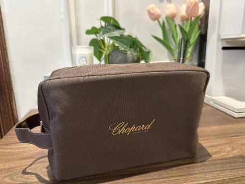 شنطة يد من شوبارد ( اصلي)