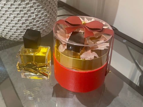 توزيعات الصناديق الحمراء مع عطر و ورد