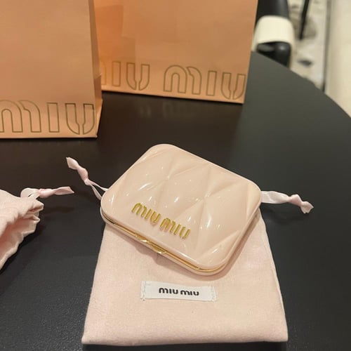 مراية Miu Miu الوردي