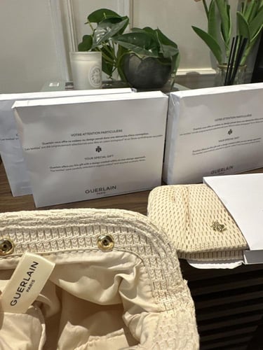 شنطة مكياج من براند جيرلان ( اصلي)