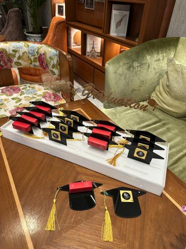 توزيعات قبعات التخرج