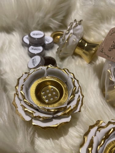 مبخرة سيراميك ورد ابيض مع ذهبيّ باضافة بخور