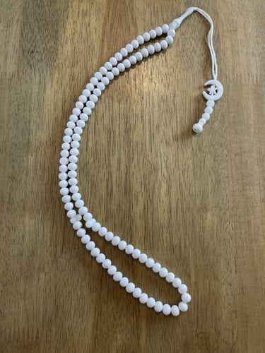 مسبحة لون ابيض رقم ١