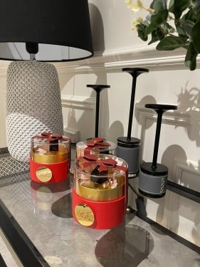 توزيعات الصناديق الحمراء مع عطر و ورد