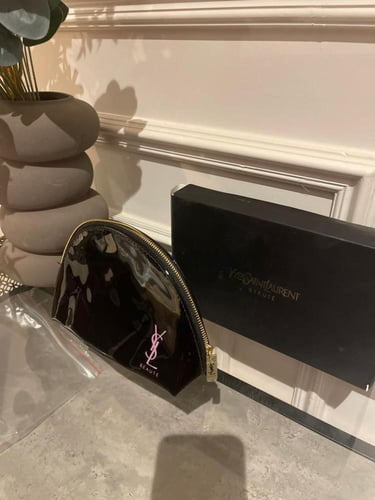 حقيبة مكياج سان لوران ( اصلي)