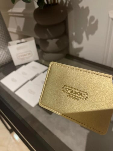 مرايا بمحفظة ذهبية COACH مع ميني اكياس COACH