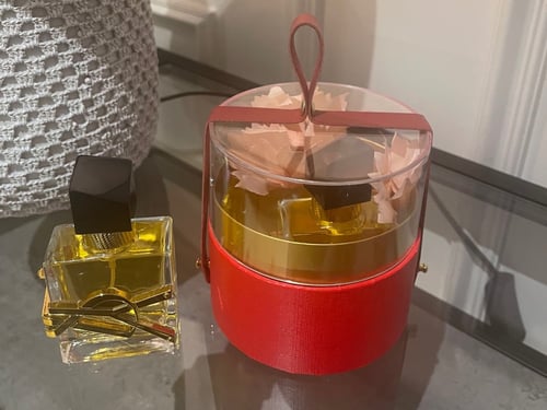 توزيعات الصناديق الحمراء مع عطر و ورد