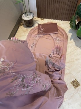 سجادة و شرشف صلاة و بيت مصحف