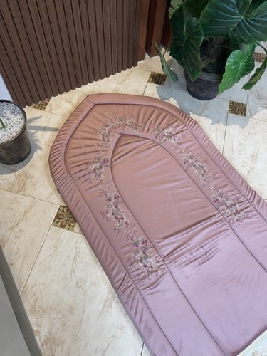 سجادة و شرشف صلاة و بيت مصحف