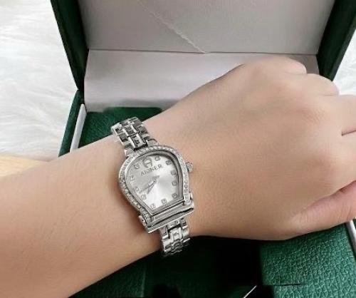 AIGNER نسائي فضي