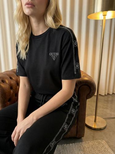 بدله Guess مكونه من قطعتين تيشيرت وبنطلون صناعة تر...