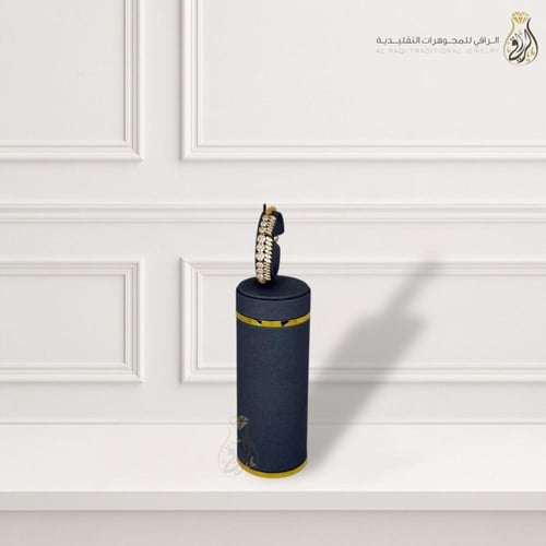 طقم بتصميم إنسيابي مرصع بزركون