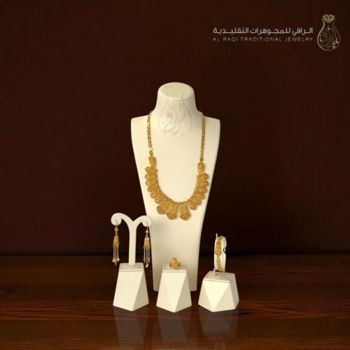 طقم البهجة الذهبي