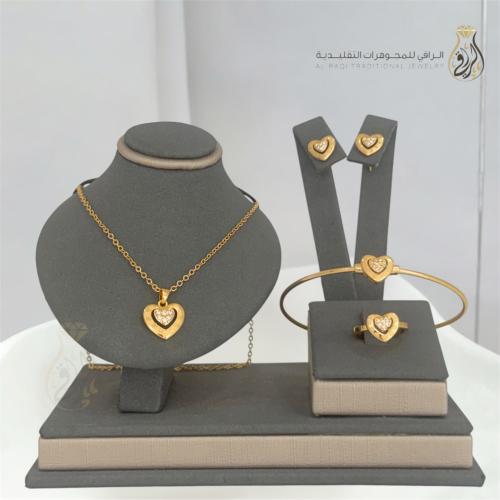 طقم مجوهرات تقليدي تصميم قلب مزدوج باللون الذهبي
