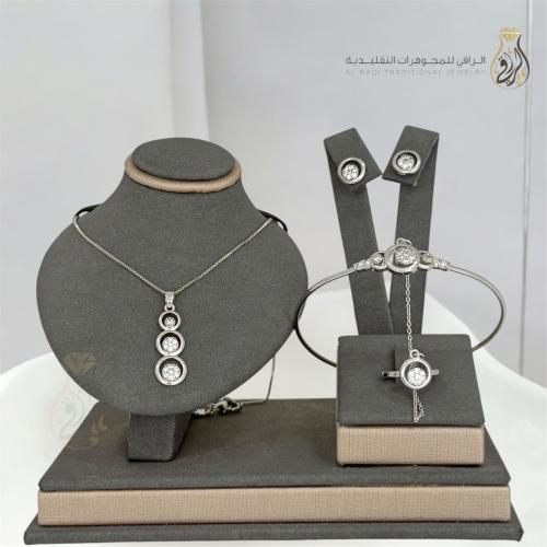 طقم مجوهرات باللونين الذهبي والفضي