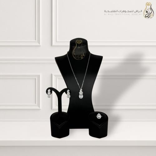 طقم مجوهرات ألماس فاخر (عقد، أقراط، خاتم)