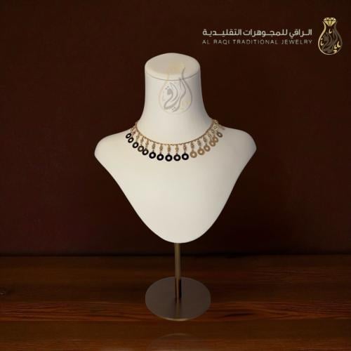 عقد الدوائر الذهبية السوداء