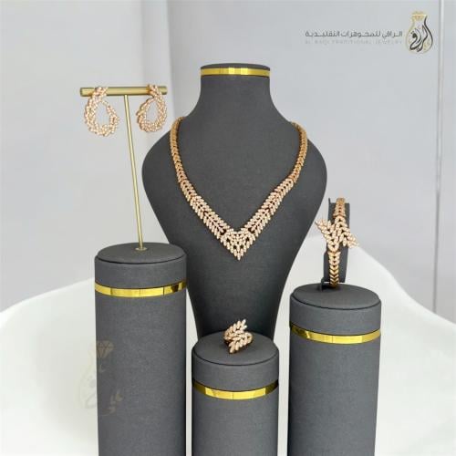طقم عصري مرصع بزركون لامع