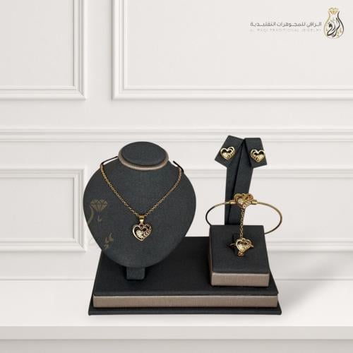 طقم مجوهرات تقليدي تصميم قلب مزخرف باللون الذهبي