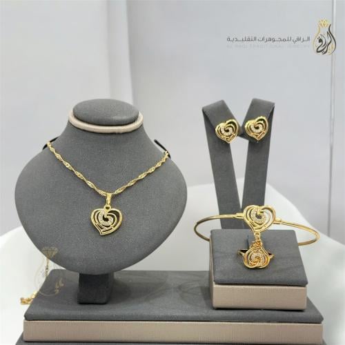 طقم قلوب ذهبي الصغير